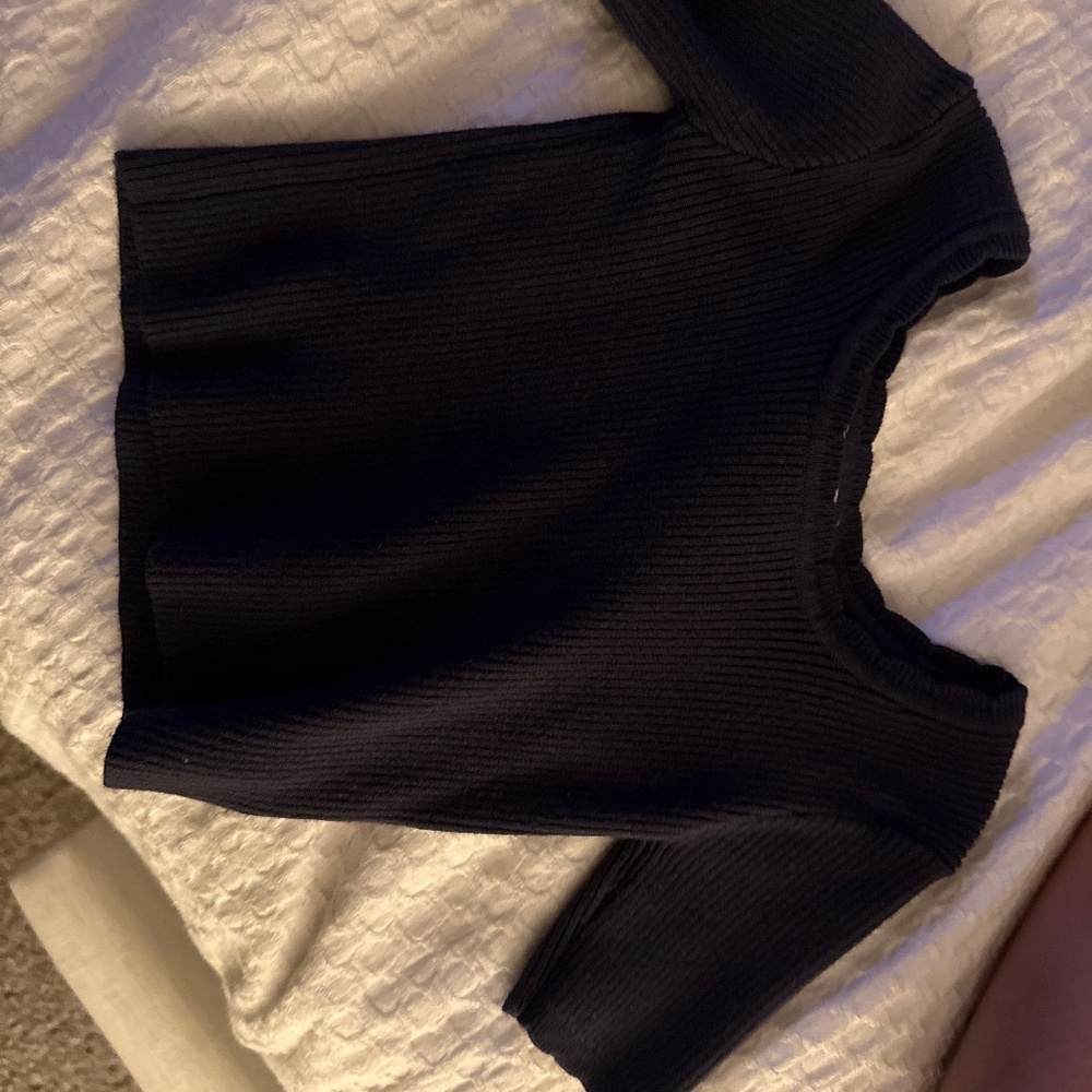 Three-quarter navy blue shirt